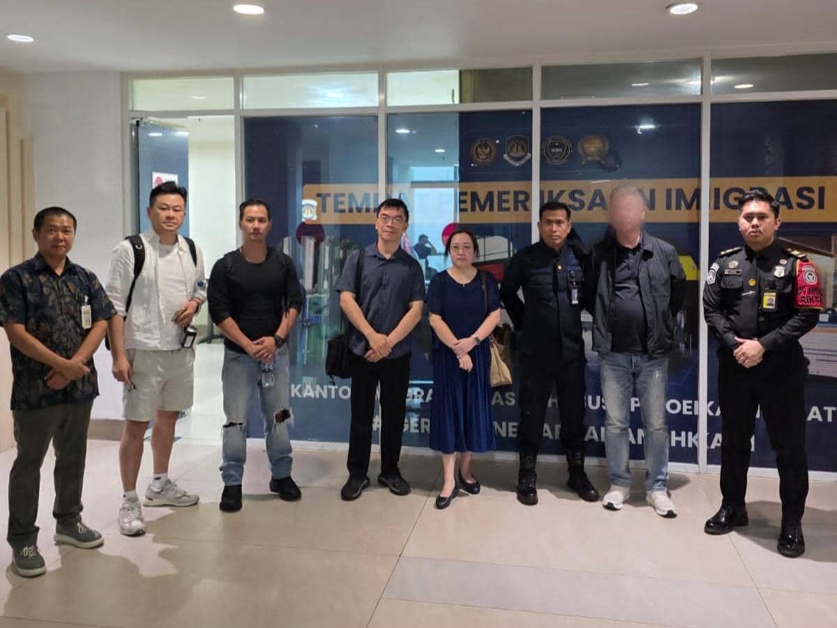 Seorang warga negara Tiongkok ditolak masuk ke Indonesia setelah mencuri barang di dalam pesawat saat penerbangan.