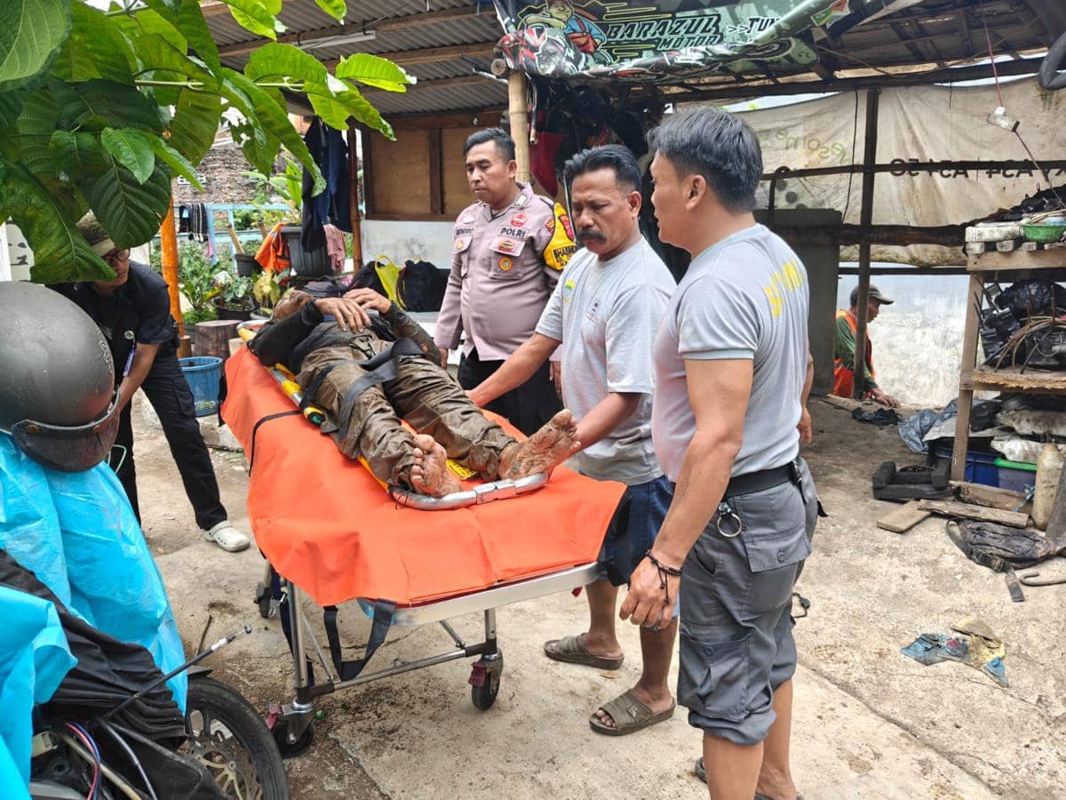 Pekerja PU Tertimbun Longsor Kirmir di Wilayah Cisaranten Wetan