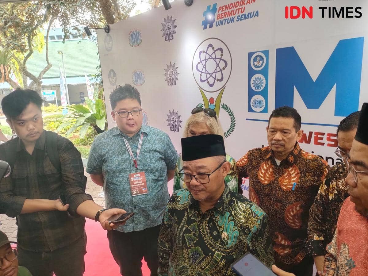 Mendikdasmen Abdul Mu'ti diwawancarai usai membuka International Mathematics and Science Olympiad ke-23 di Depok.