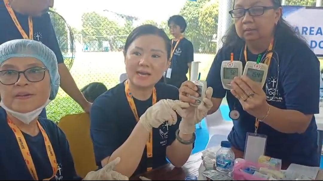 Petugas medis memeriksa kondisi kesehatan warga binaan di Lapas Cibinong dalam kegiatan layanan kesehatan.