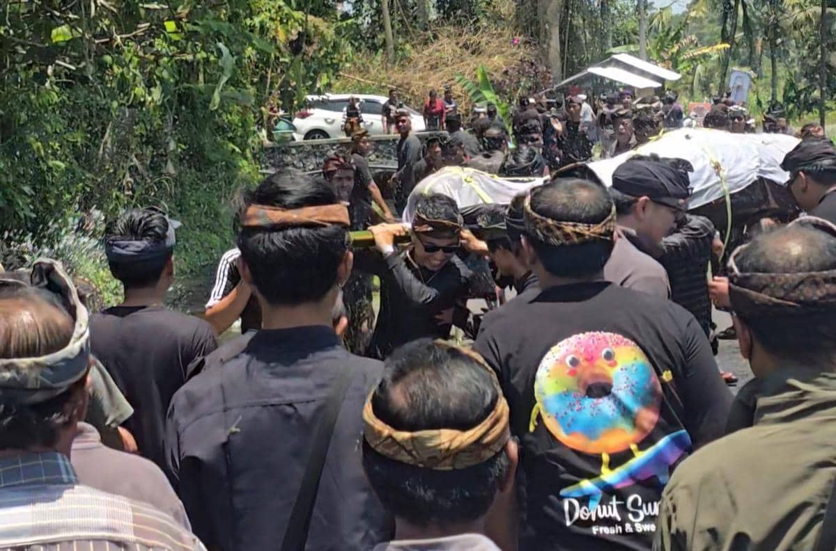 Isak Tangis Iringi Pemakaman Korban Pembakaran di Desa Muncan