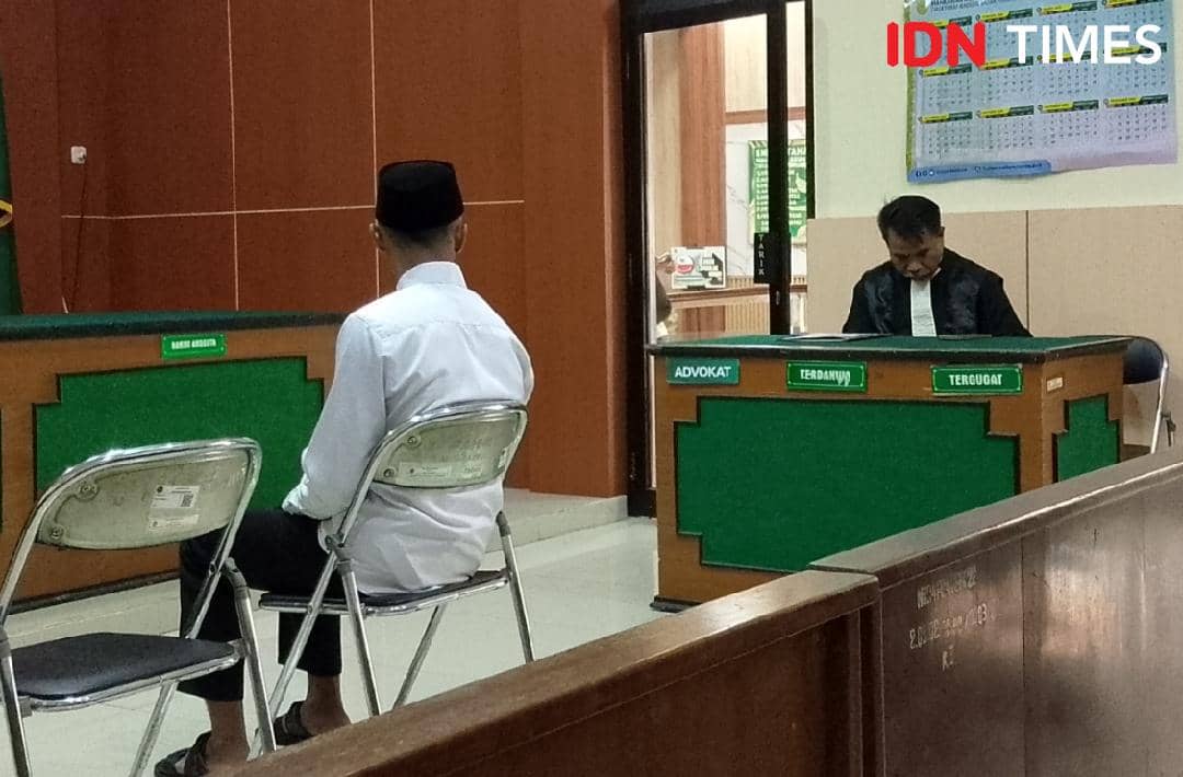 Djoko Susanto berada di ruang sidang saat membela seorang pemuda yang menjadi tersangka kasus BBM ilegal.
