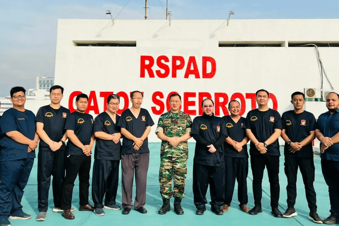 Potret Brigjen TNI Dr. Dr. dr. Jonny, Sp. PD-KGH., M.Kes., M.M., beserta gelar profesional yang tercantum.