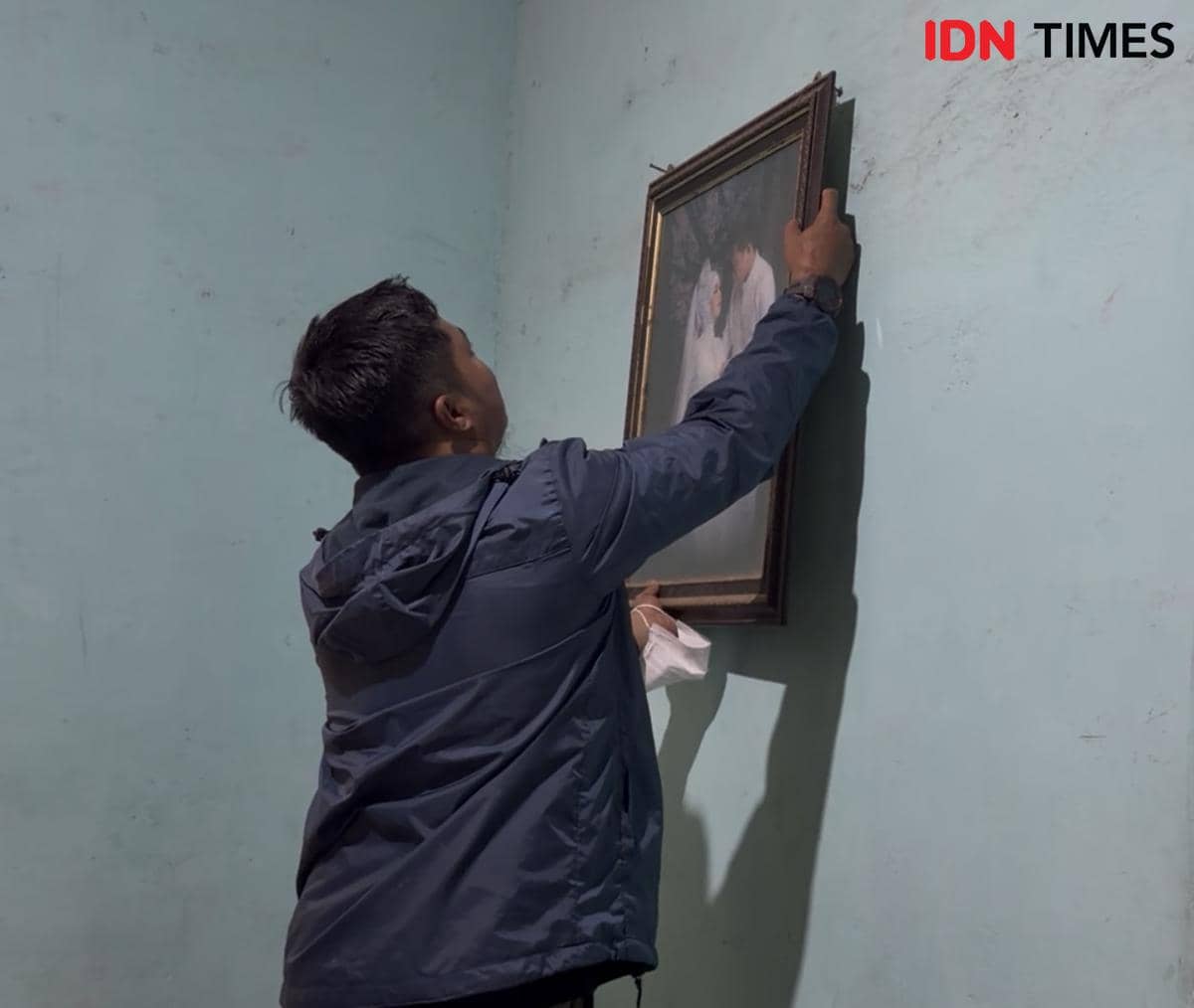 Rika dan suaminya, Hardiansyah, berpose dalam foto pernikahan yang menjadi kenangan terakhir setelah ia meninggal di Palembang.