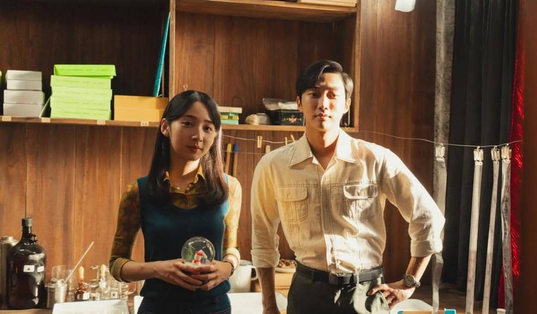 Moon Lee dan Jung Jin Young di film The Photo from 1977