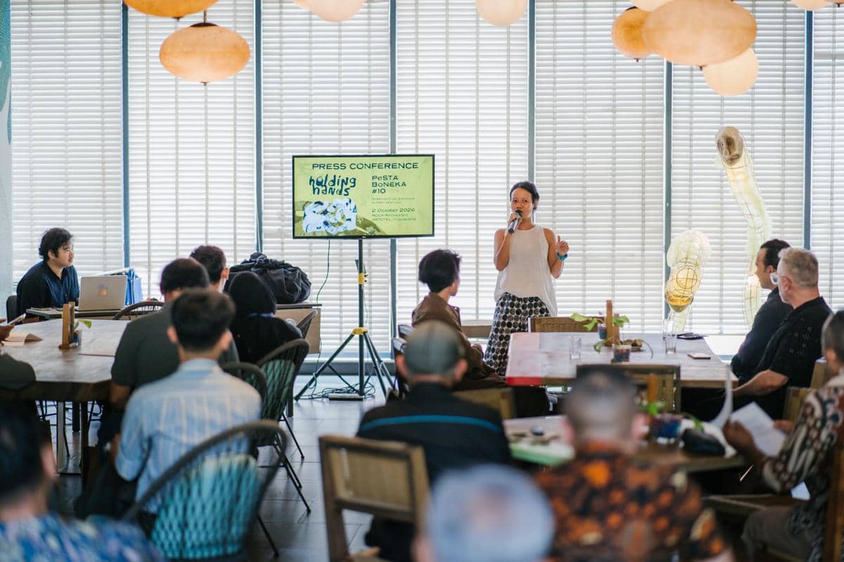 Maria Tri Sulistyani, direktur artistik Pesta Boneka, menyampaikan sambutan dalam konferensi pers Pesta Boneka #10 di Yogyakarta.