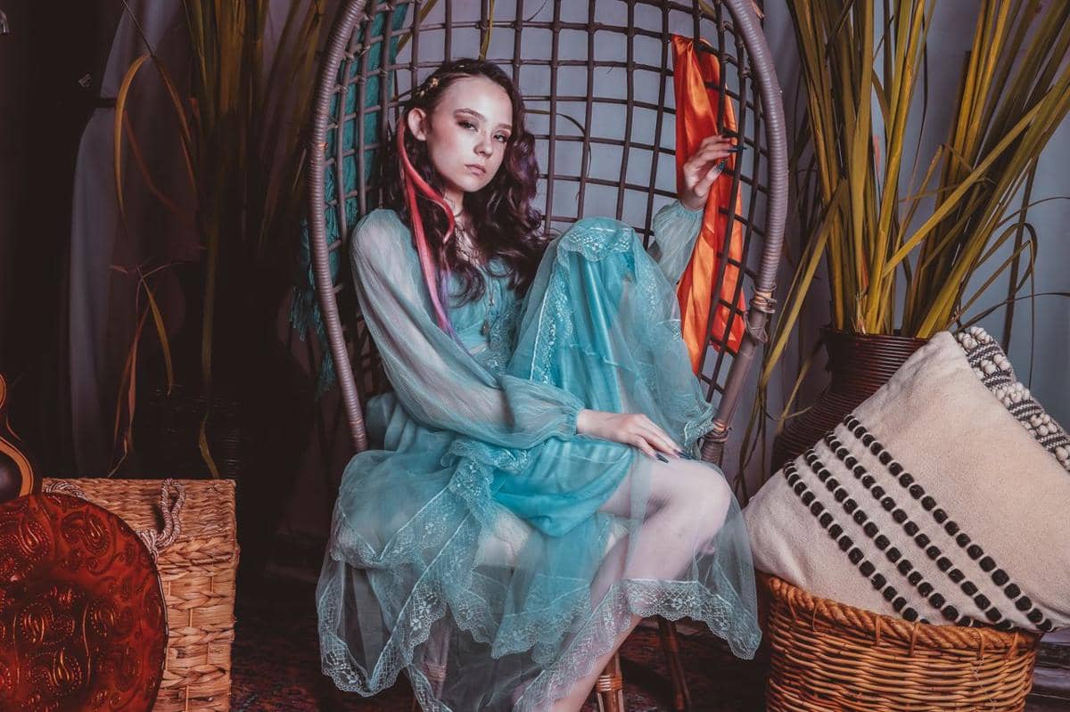 Apa Itu Whimsigoth? Tren Gaya Fashion Gothic bak Penyihir!