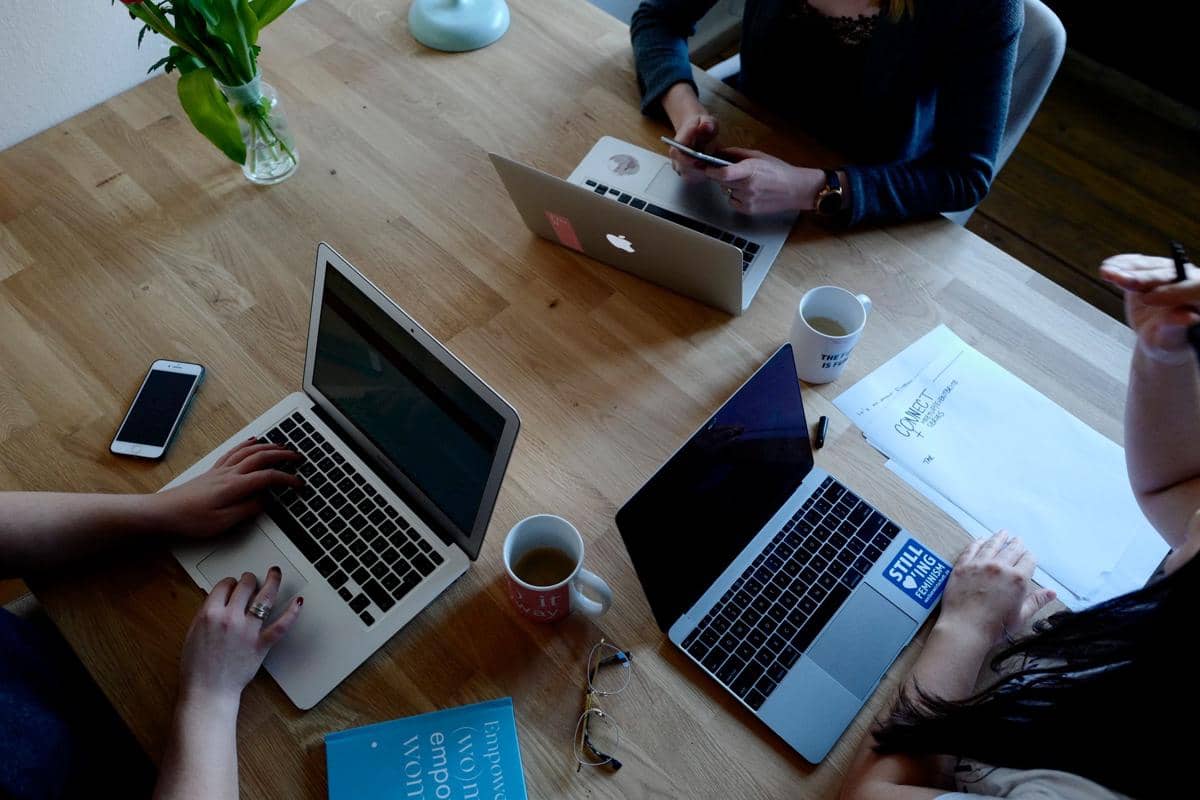 bekerja pakai laptop