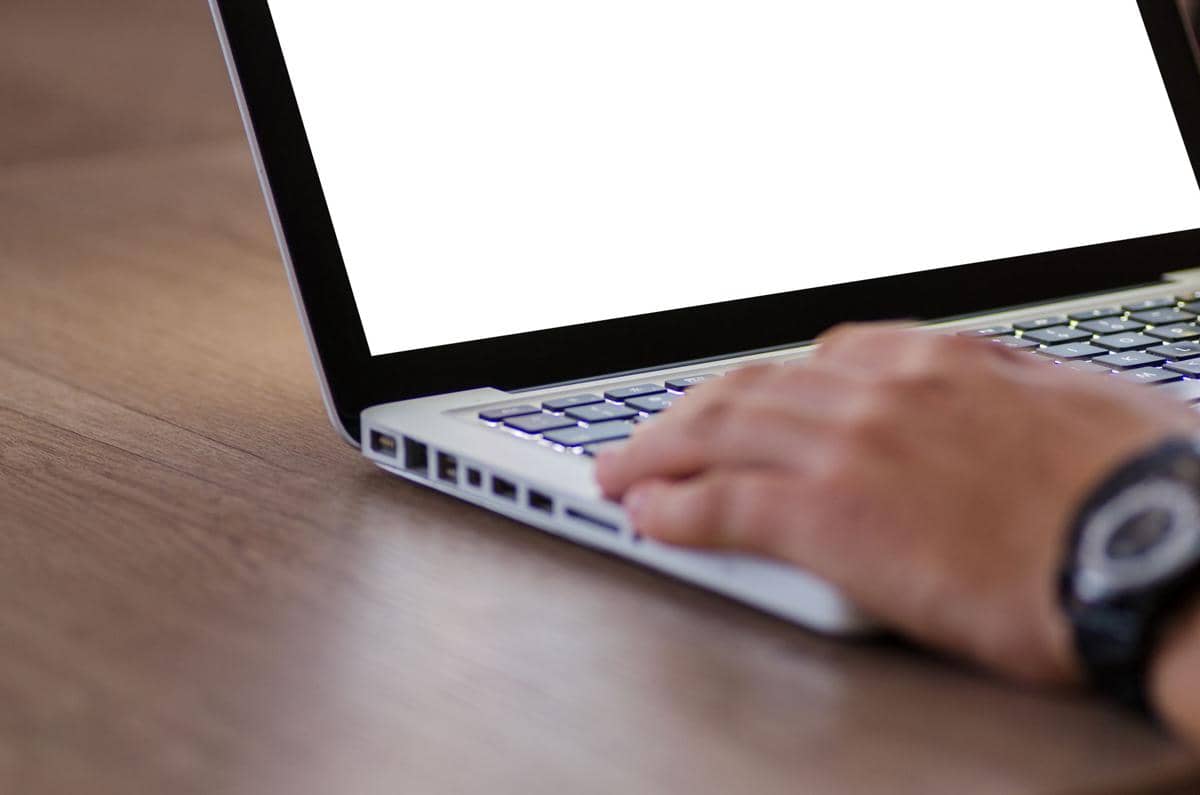 ilustrasi sedang bekerja pakai laptop