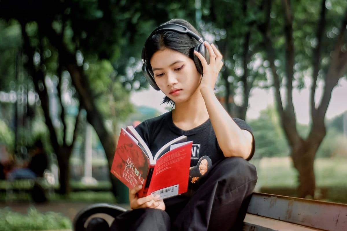ilustrasi bedanya menikmati audiobook vs buku cetak untuk kesehatan otak 