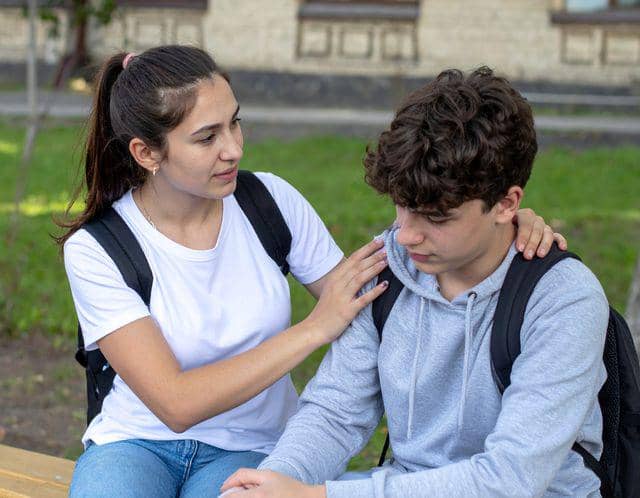 5 Tanda Orang Terdekat Mungkin Sedang Menghadapi Tekanan Emosional