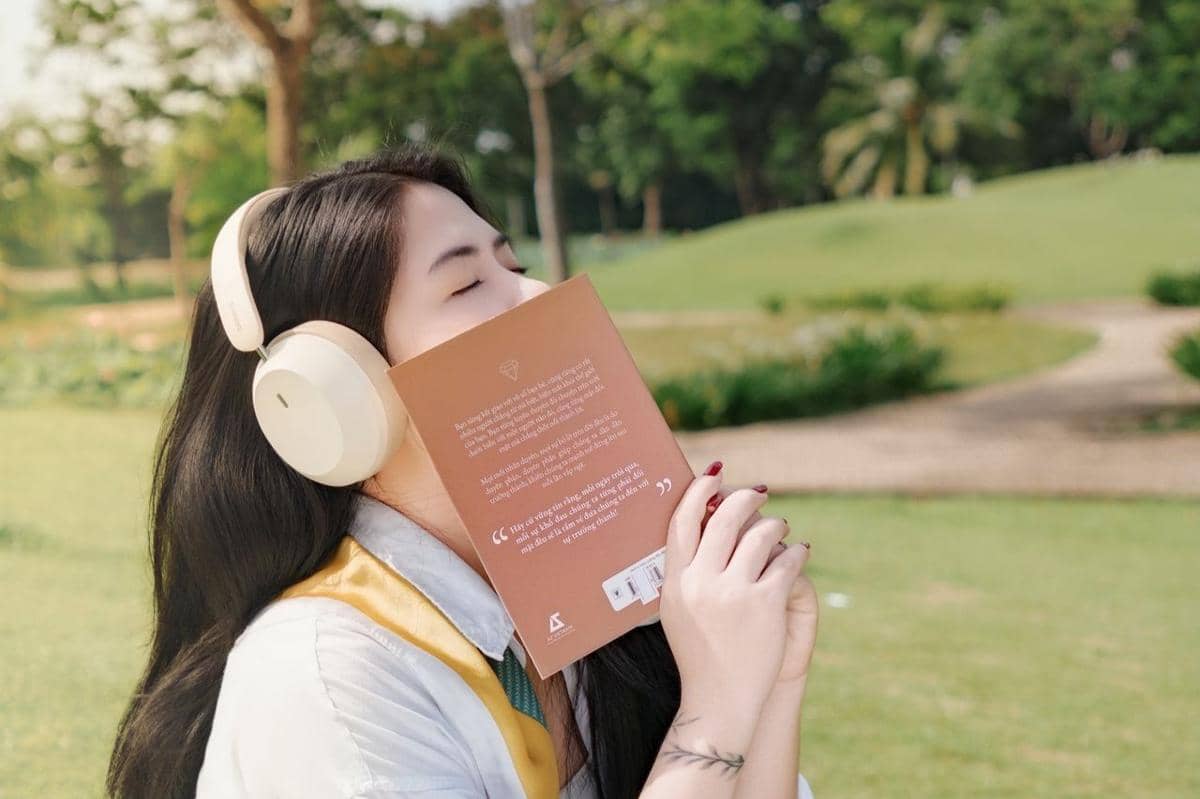ilustrasi bedanya menikmati audiobook vs buku cetak untuk kesehatan otak