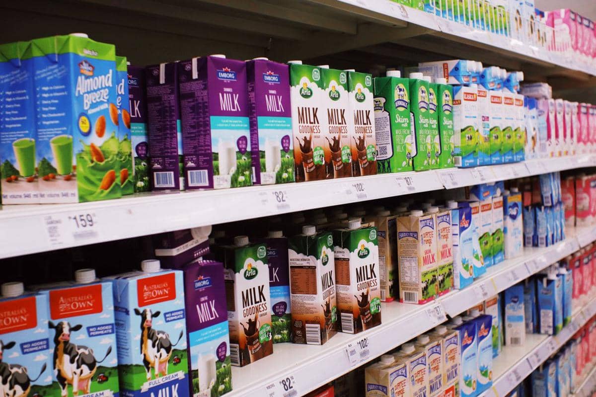 ilustrasi produk susu di supermarket