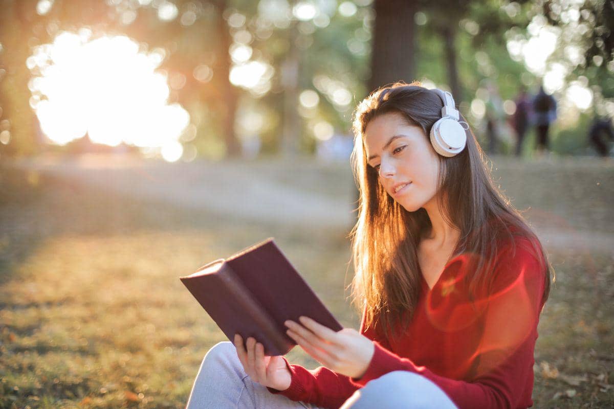 ilustrasi bedanya menikmati audiobook vs buku cetak untuk kesehatan otak