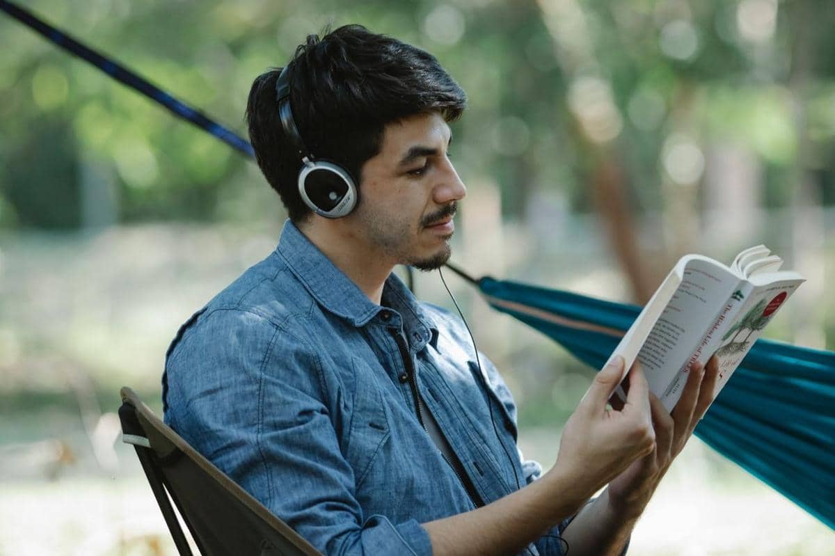 ilustrasi bedanya menikmati audiobook vs buku cetak untuk kesehatan otak