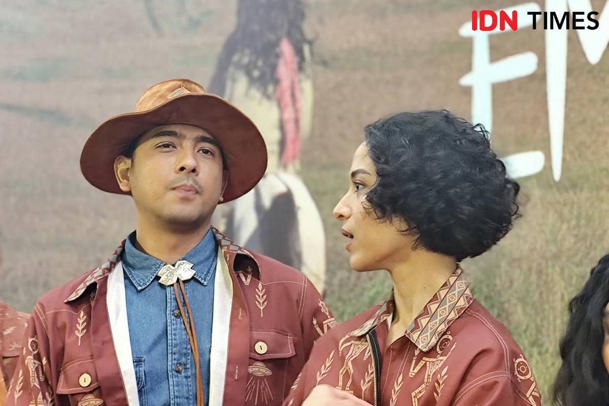 Putri membaca Perempuan di Titik Nol untuk mendalami karakter Pertiwi.jpg