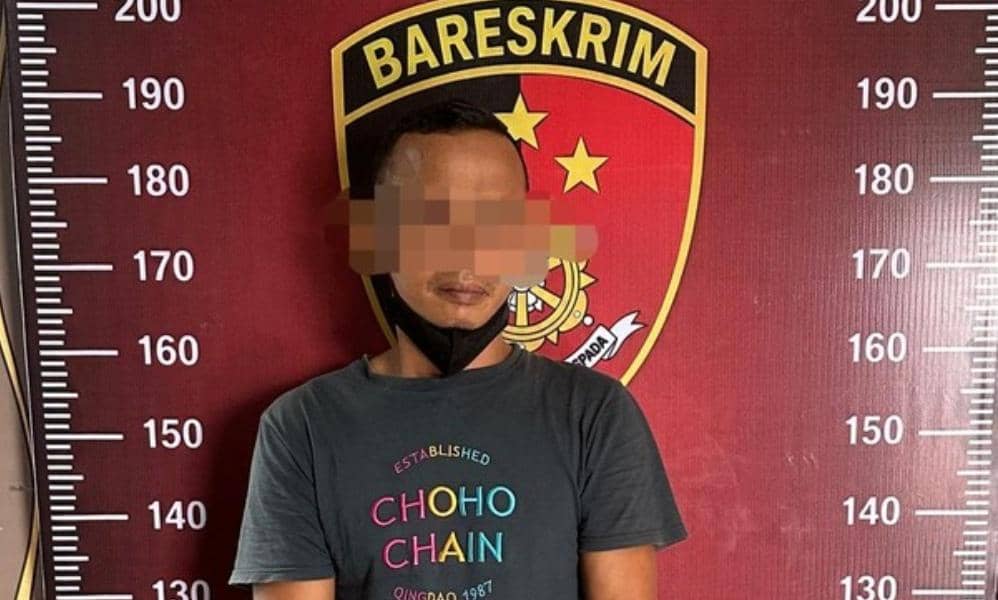Salah satu pelaku pembuangan bayi di Muratara saat diringkus polisi.