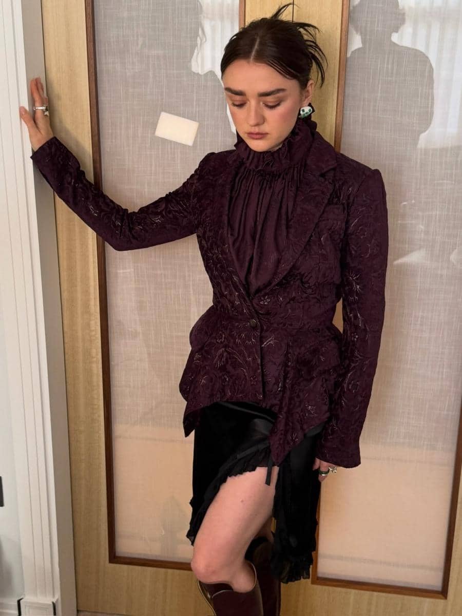Ilustrasi gaya fashion whimsigoth ala Maisie Williams