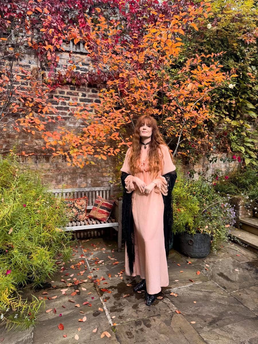 Ilustrasi gaya fashion whimsigoth ala Florence Welch
