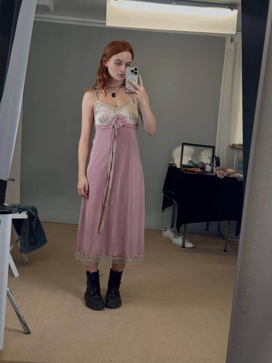 Ilustrasi gaya fashion whimsigoth ala Joey King 