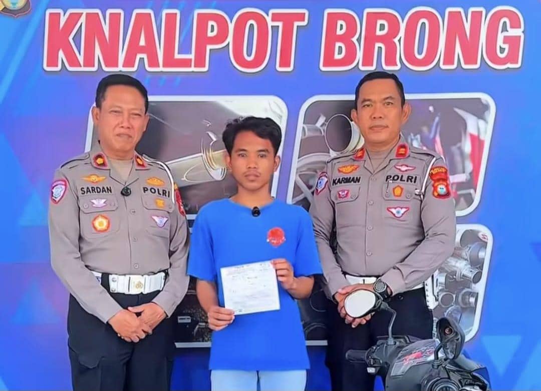 Muhammad Randi (20) dijemput anggota Satlantas Polrestabes Makassar setelah kerap melakukan aksi freestyle menggunakan sepeda motor di jalan