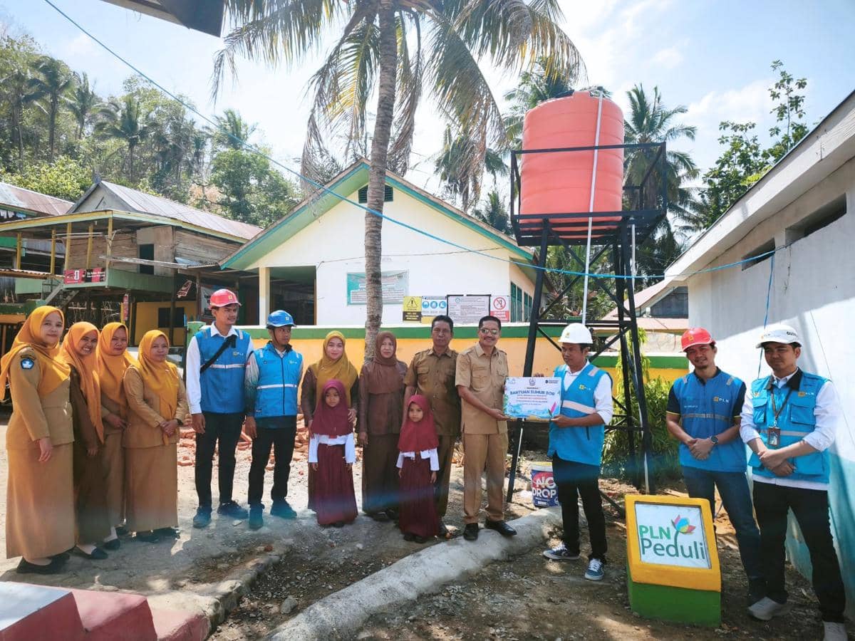 PLN ULP Pajalesang  bersama pihak SD Negeri 219 Madekkang meninjau fasilitas sumur bor bantuan TJSL PLN UID Sulselrabar untuk mendukung peme