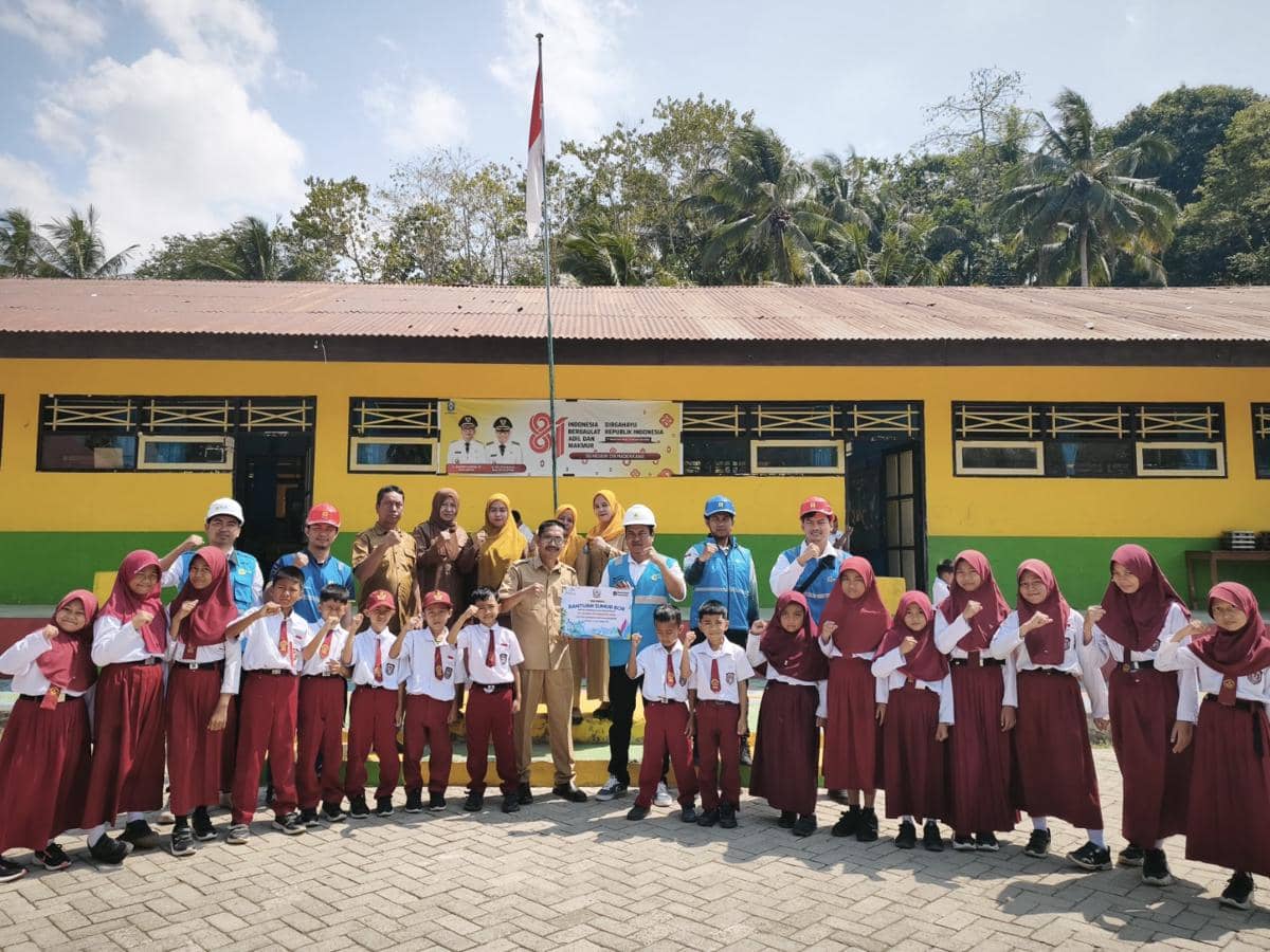 Siswa dan Guru SMP Negeri 2 Marioriwawo menyambut bantuan sumur bor dari TJSL PLN UID Sulselrabar yang kini memenuhi kebutuhan air bersih da