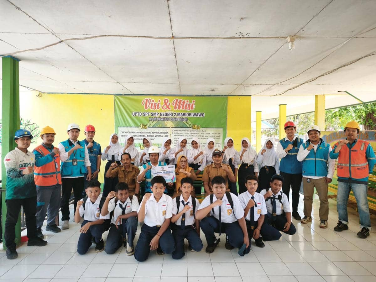 Siswa dan Guru SMP Negeri 2 Marioriwawo menyambut bantuan sumur bor dari TJSL PLN UID Sulselrabar yang kini memenuhi kebutuhan air bersih da
