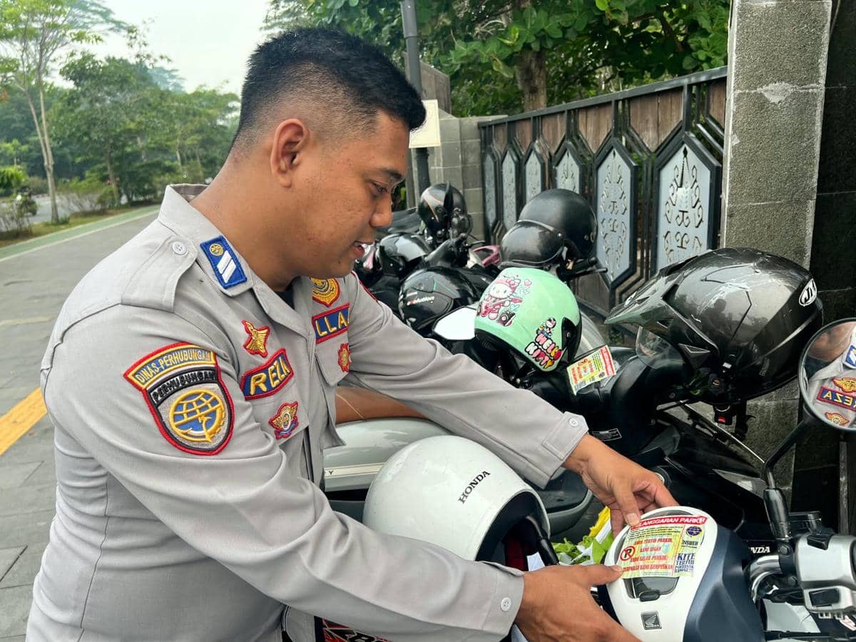 Parkir Sembarang di CFD, Dishub Tempel Stiker Teguran untuk Pengendara