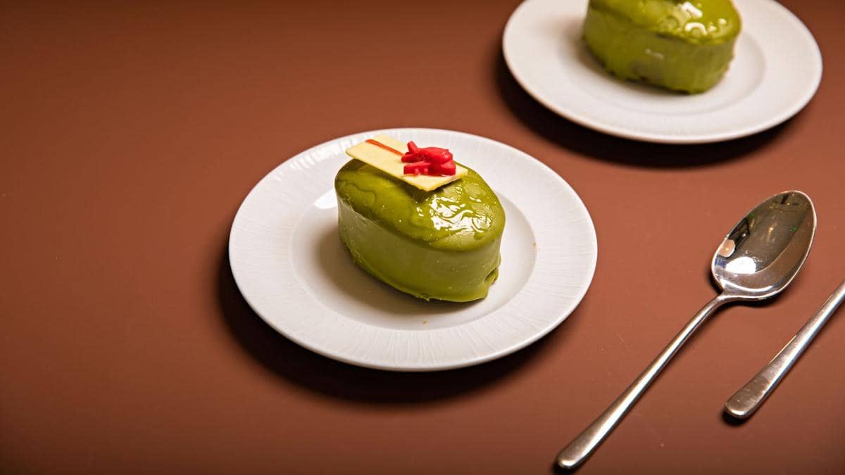 Ilustrasi minuman ube matcha berwarna ungu dan hijau dengan tampilan lembut, memadukan rasa ubi ungu dan teh matcha.