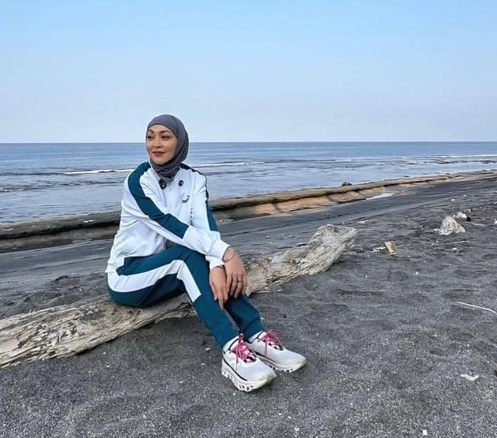 Angelina Sondakh jalan-jalan pagi di Pantai Senggigi