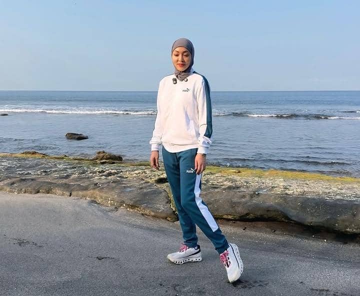 Angelina Sondakh jalan-jalan pagi di Pantai Senggigi