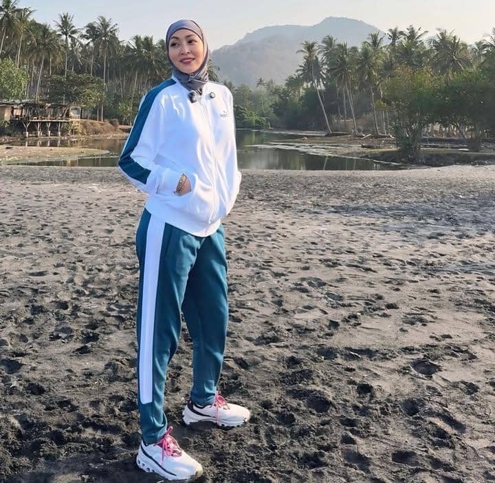 Angelina Sondakh jalan-jalan pagi di Pantai Senggigi