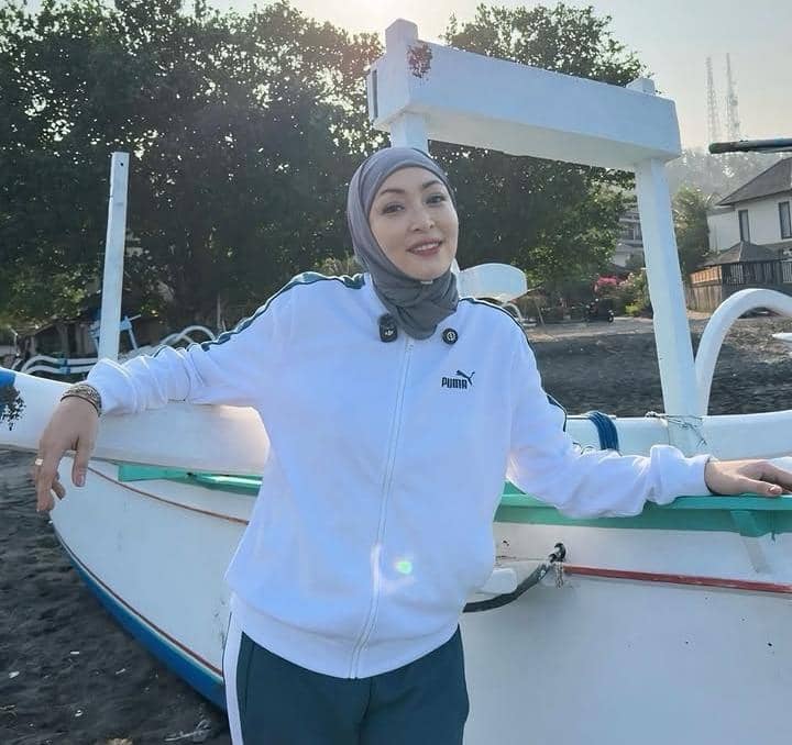 Angelina Sondakh jalan-jalan pagi di Pantai Senggigi
