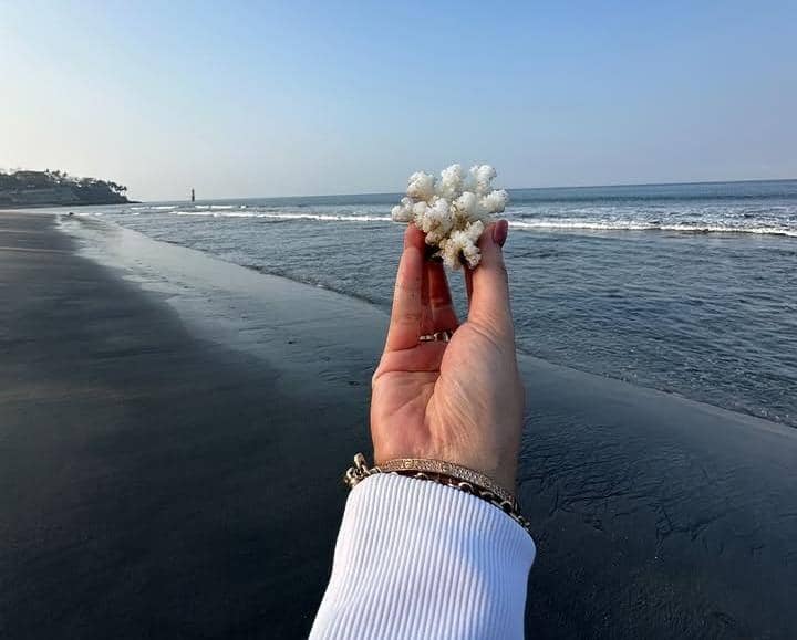 Angelina Sondakh jalan-jalan pagi di Pantai Senggigi