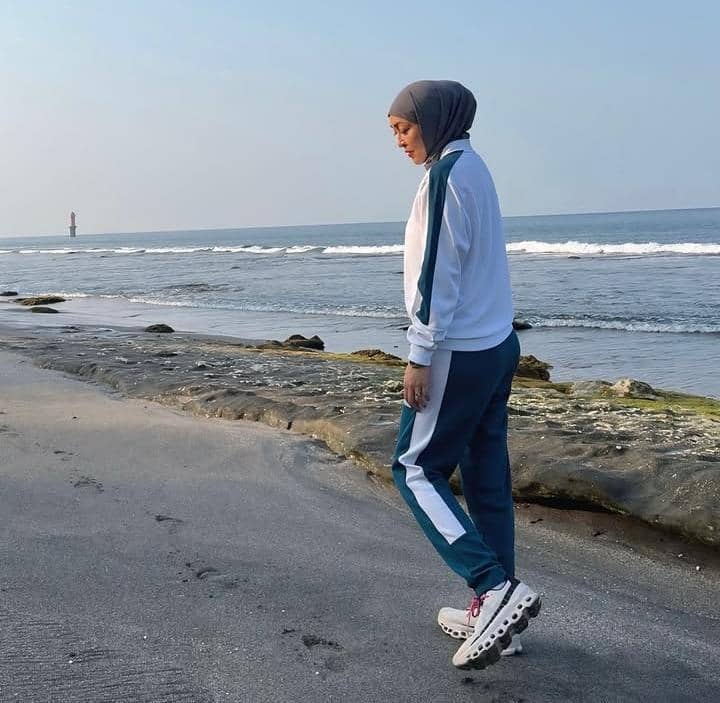 Angelina Sondakh jalan-jalan pagi di Pantai Senggigi