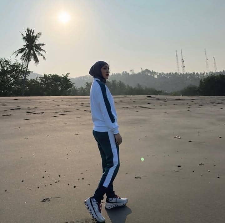 Angelina Sondakh jalan-jalan pagi di Pantai Senggigi