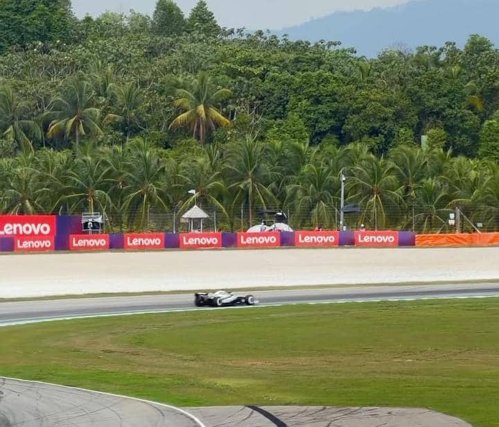 Pevita Pearce nonton Balap F1 Bahrain Grand Prix di Malaysia