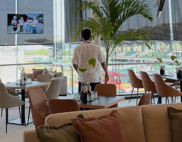Pevita Pearce nonton Balap F1 Bahrain Grand Prix di Malaysia