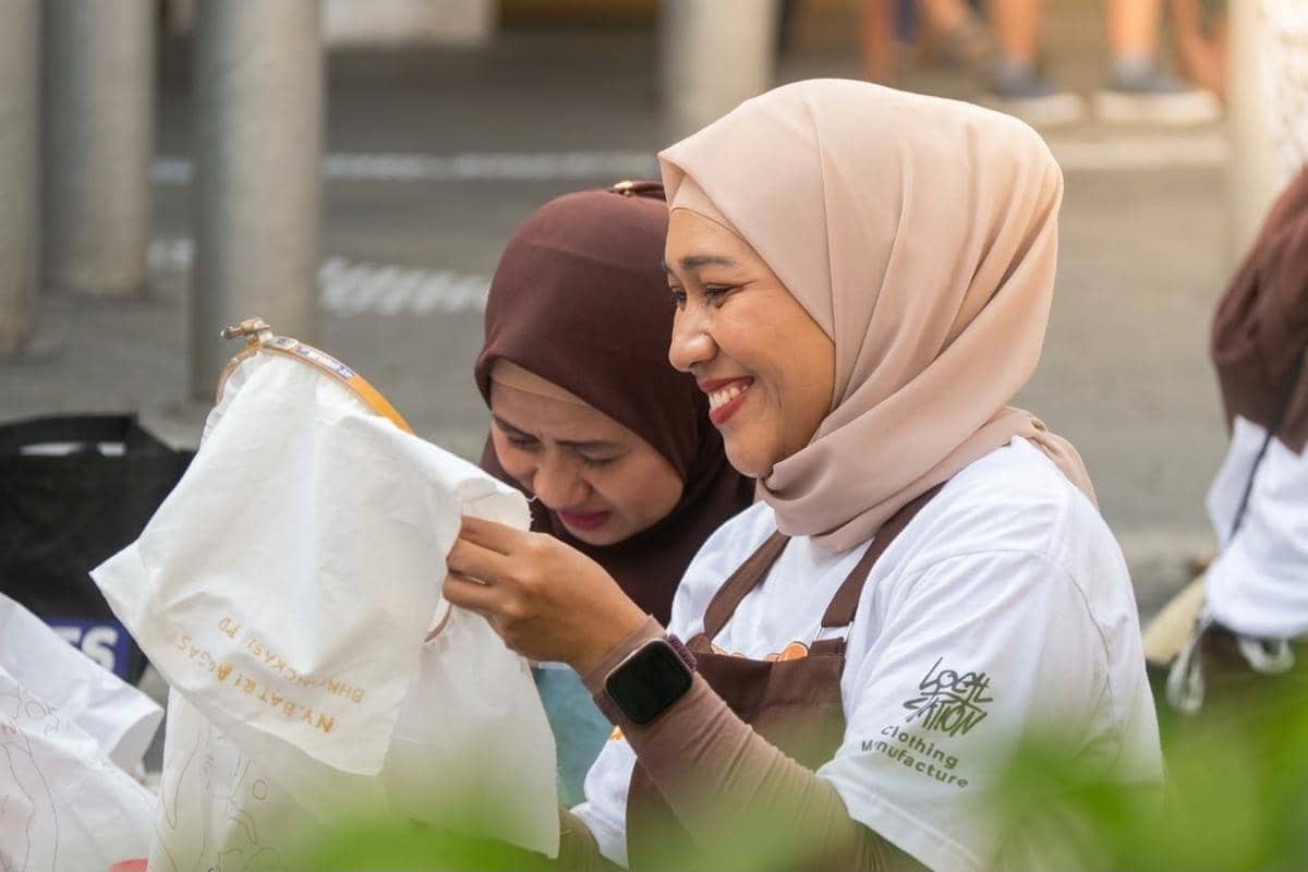 Peserta Simfoni 1001 Pembatik mengenakan busana batik dalam acara Pemerintah Kota Yogyakarta di Jalan Malioboro.