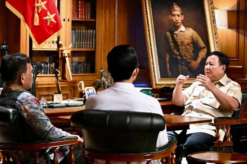 Prabowo bertemu Kepala Bakom Syahganda Nainggolan dan Wakil Kepala Bakom Fadli Tri Hartono di kediamannya.
