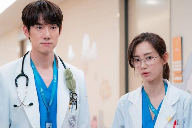 Yoo Yeon Seok dan Shin Hyun Been tampil bersama dalam adegan drama Korea Hospital Playlist produksi tvN.