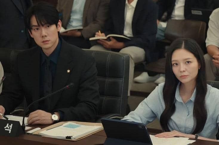 Yoo Yeon Seok dan Esom terlihat bersama dalam potongan adegan drama Korea Phantom Lawyer produksi SBS.