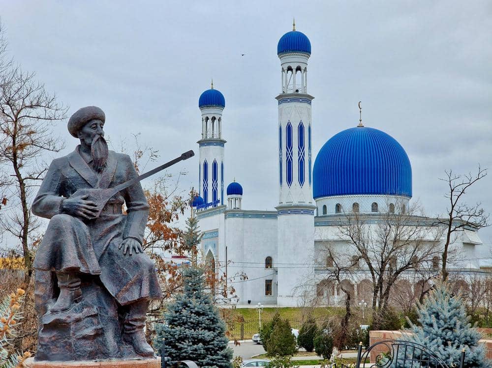 ilustrasi pemandangan di Taraz Kazakhstan saat musim gugur