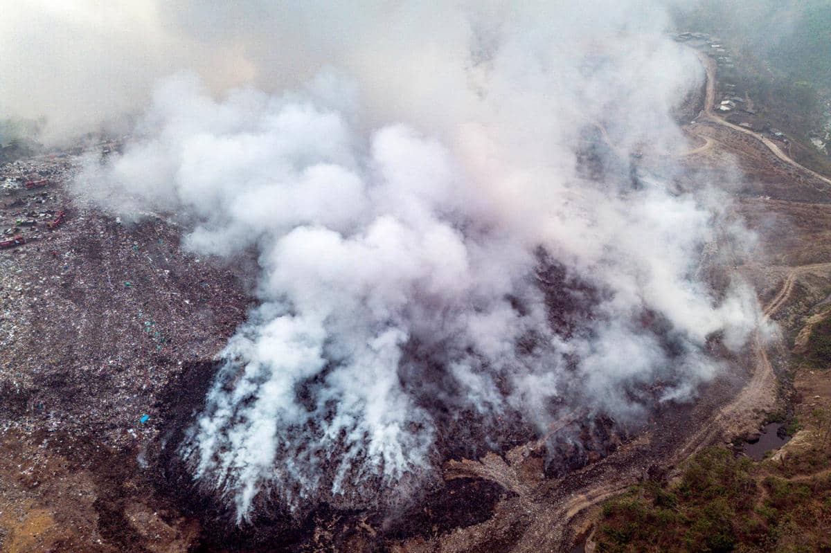 Foto udara tumpukan sampah yang terbakar di Tempat Pemprosesan Akhir (TPA) Jatibarang, Semarang, Jawa Tengah, Kamis (1/10/2026). (ANTARA FOT