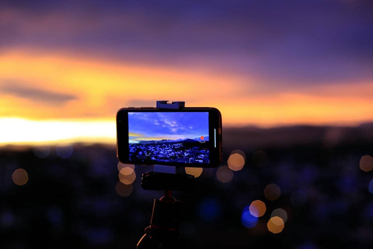 ilustrasi merekam video 8K di HP
