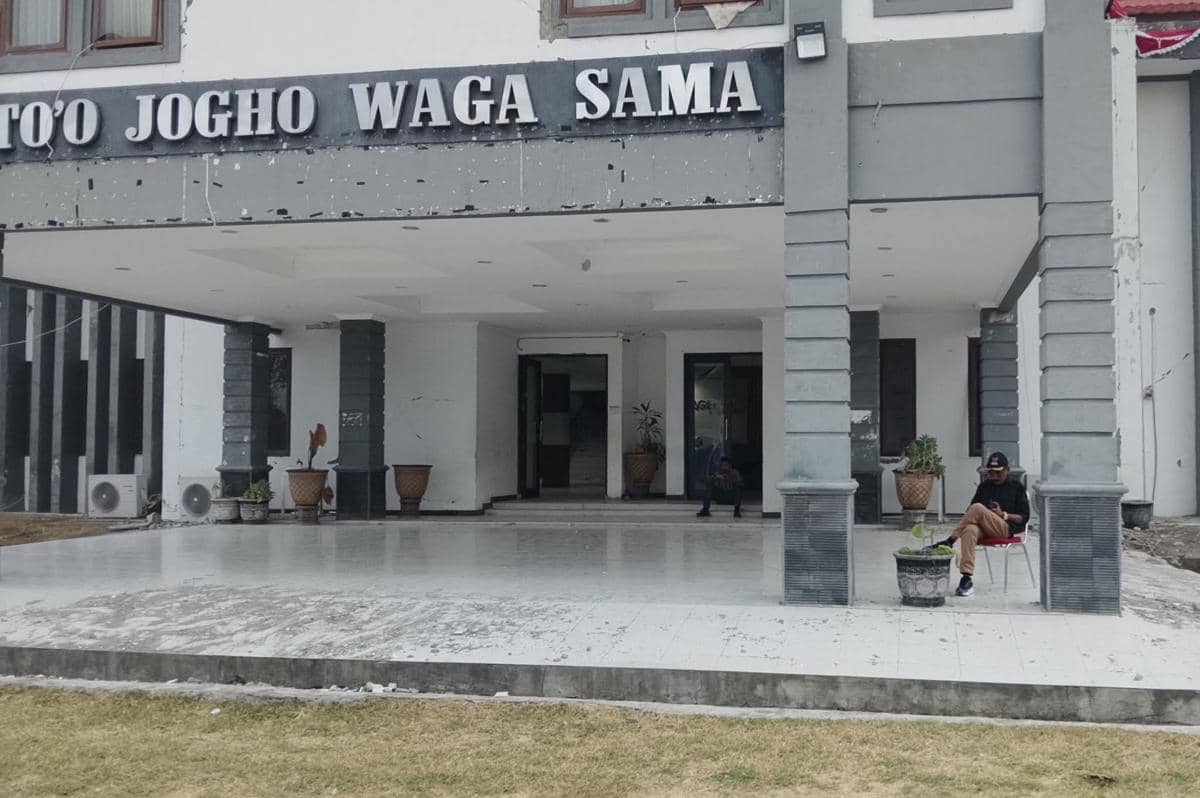 Wakil Bupati Nagekeo Gonzalo Gratianus Muga Sada menunggu kedatangan Wamen PU untuk meninjau dampak gempa.