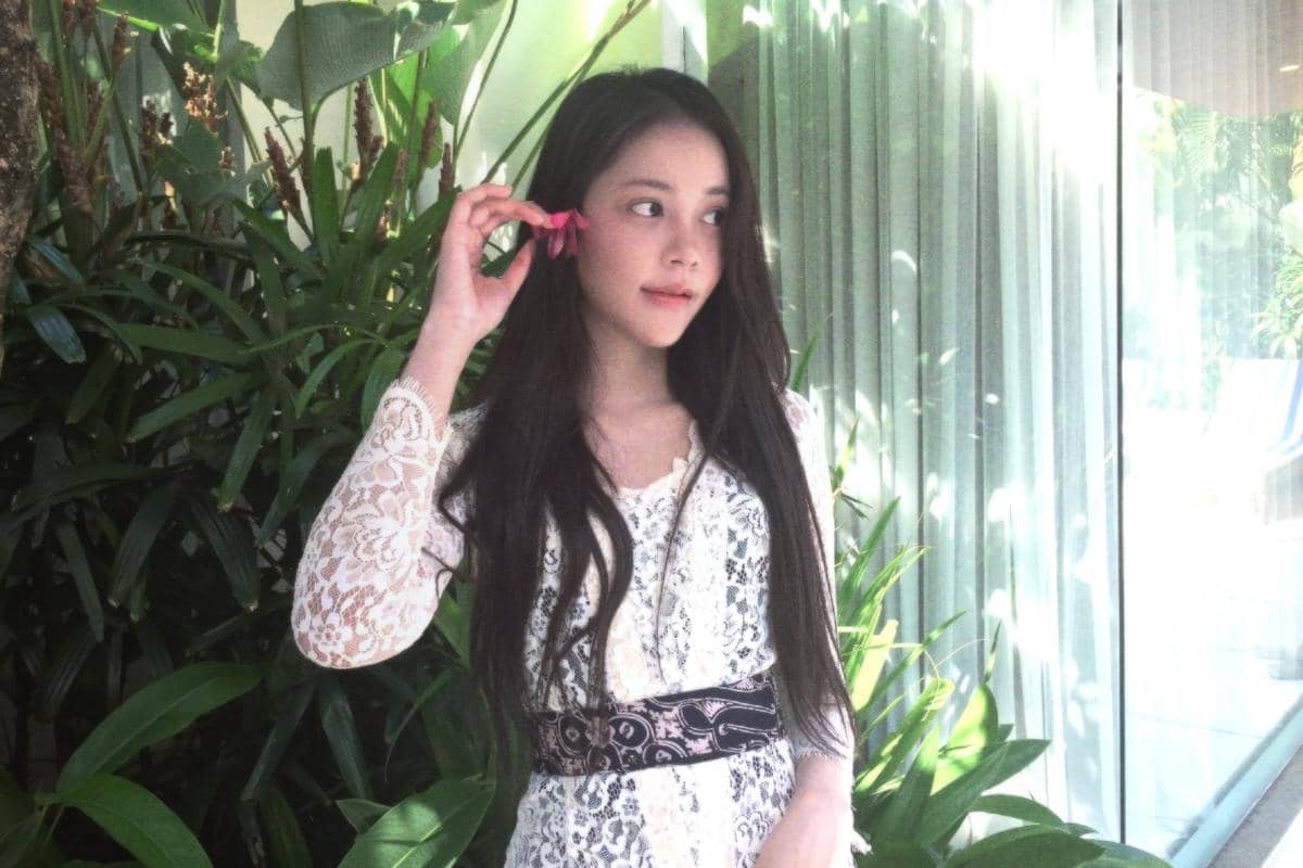 Carmen Hearts2Hearts Foto Pakai Kebaya, Aura Gadis Bali Kuat Banget!