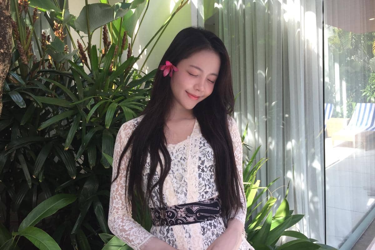 Carmen dari Hearts2Hearts mengenakan kebaya Bali dalam potret yang dibagikan melalui Weverse.