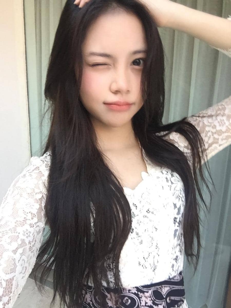Carmen dari grup Hearts2Hearts mengenakan kebaya Bali dalam sebuah potret yang dibagikan melalui platform Weverse.